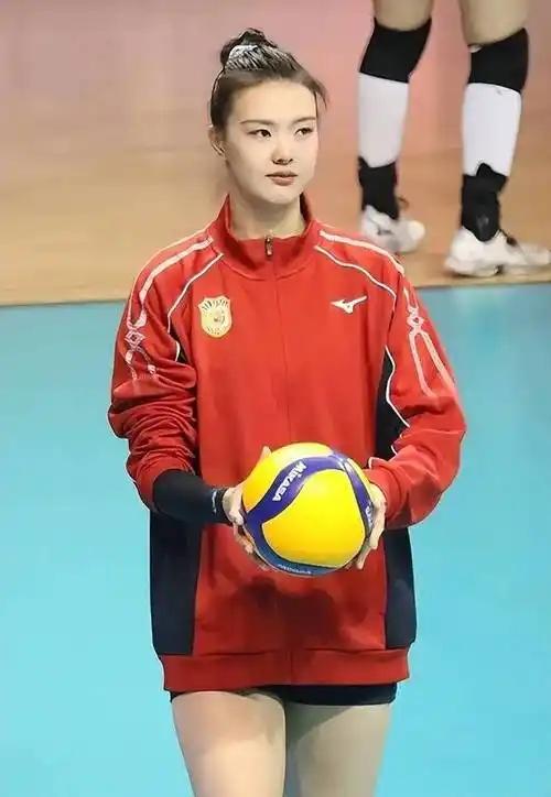 网上一搜张常宁，跳出来的全是"女排第一美女""男生梦中情人"这类词。平心而论，她