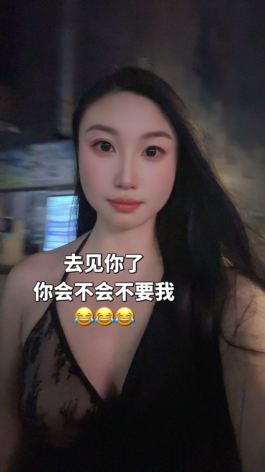 去见你了
你会不会不要我😂😂😂温柔氛围感拉满 穿吊带的季节 日常自拍分享