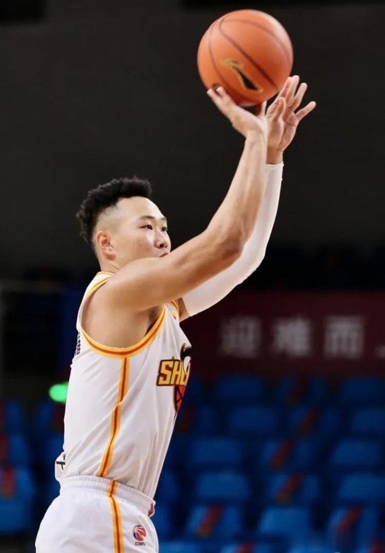 CBA常规赛，深圳113-93吉林，贺希宁10个三分球得30分，但必须要承认的2