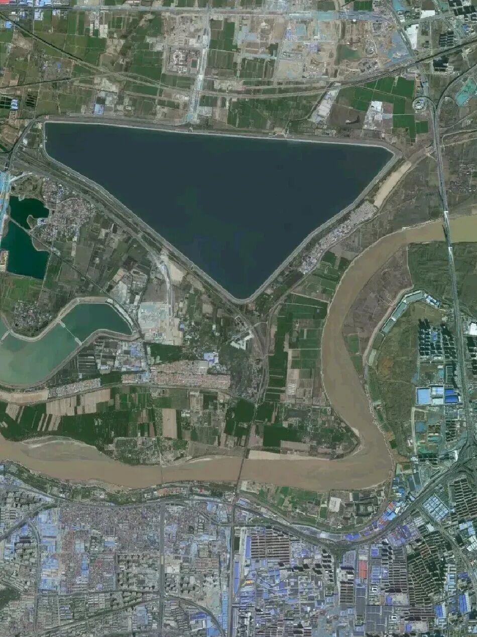 从济南的航拍地图上，北部最显眼就是三角形的鹊山水库了，无论是从卫星、飞机上，还是