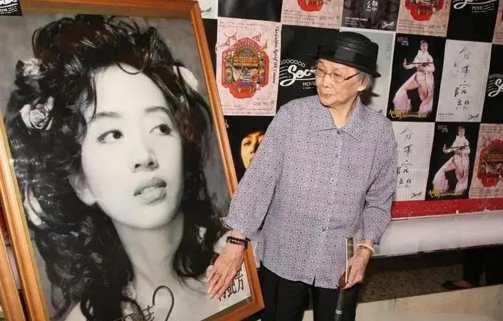 据媒体报道，梅艳芳的妈妈花光女儿的7千万巨额遗产，已经破产。

她今年已经101