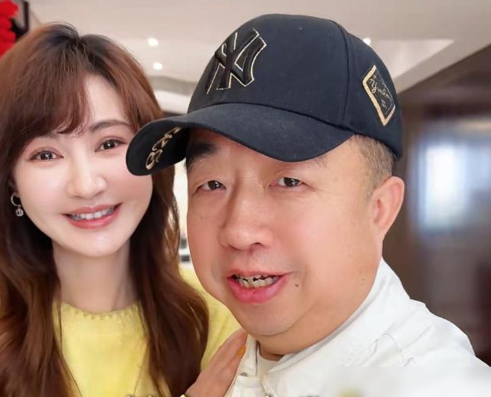 别再同情47岁的杨雪了。我告诉你，在这段被群嘲“颜值不配”的婚姻里，她才是那个真