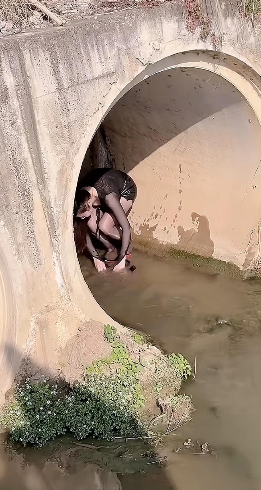 这打扮不去钓鱼，居然去捉鱼[流泪][流泪][流泪]