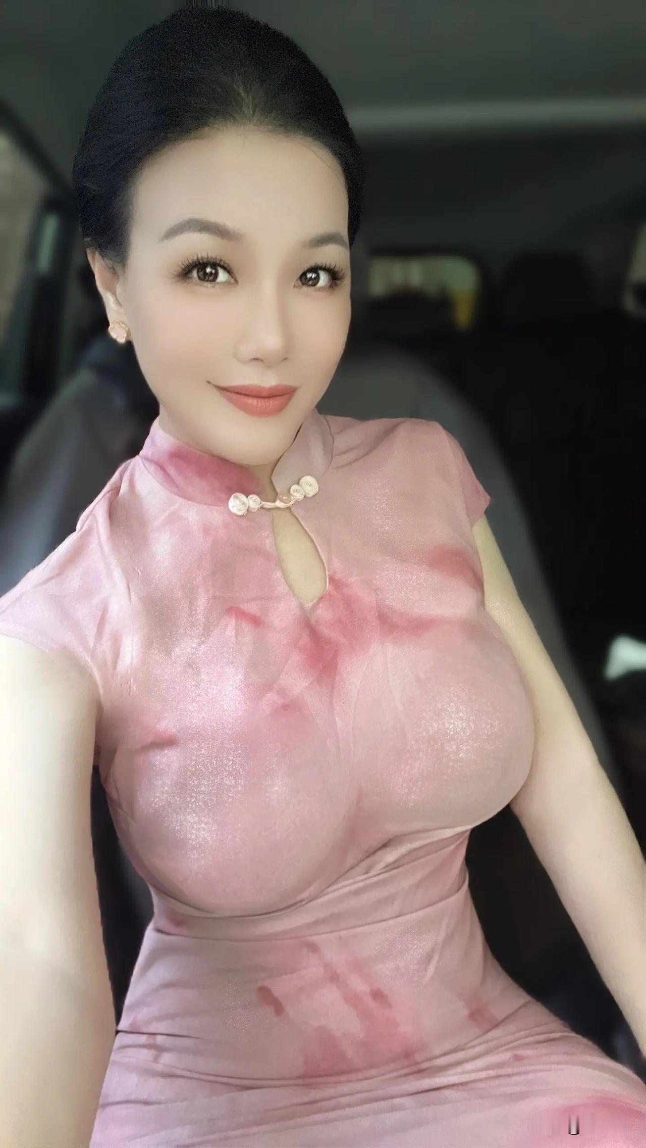 优雅车中自拍，粉色连衣裙闪耀迷人