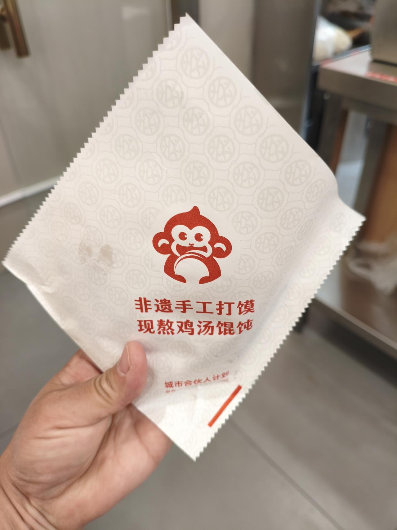 袁记肉夹馍，这肉夹的也太多了，一咬都流油，很好吃，我喜欢。西安还有谁家的夹馍好吃