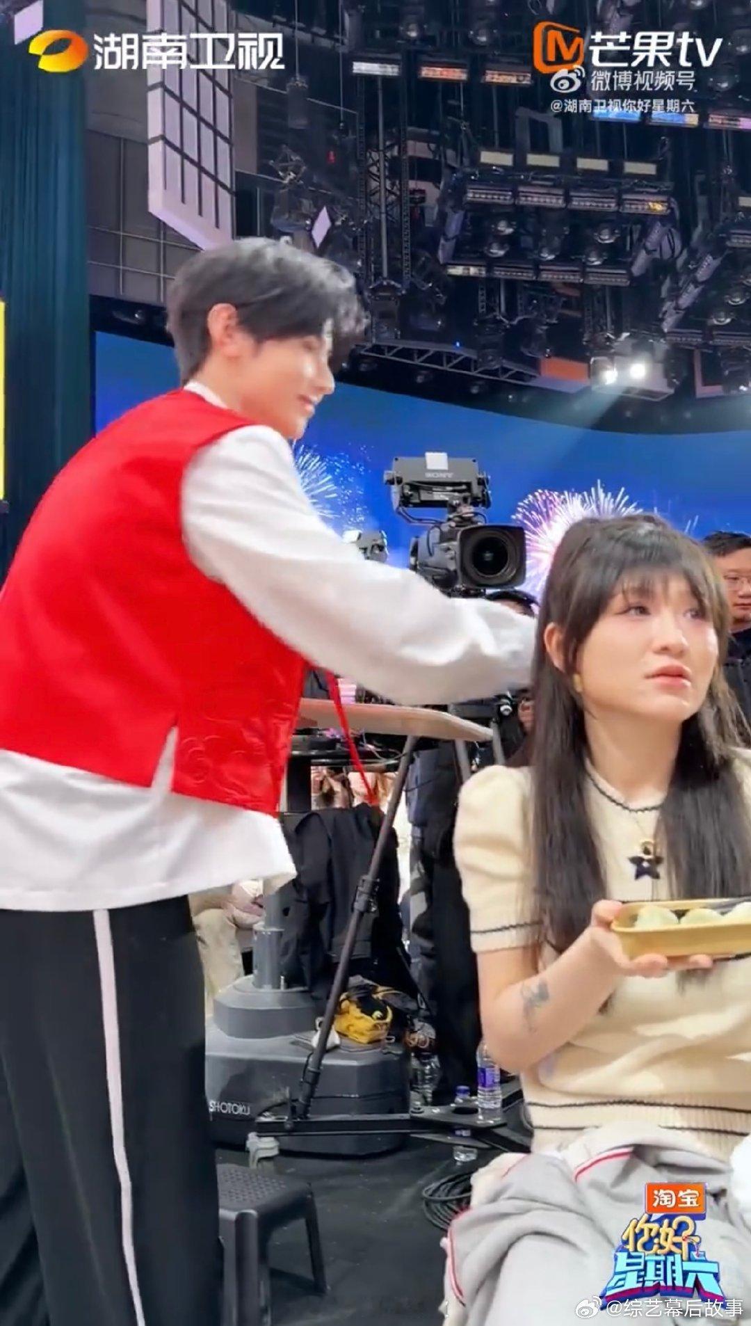 李雪琴刻在东北人骨子里的包饺子技能你好星期六全员包饺子年味有了你好星期六你好星期