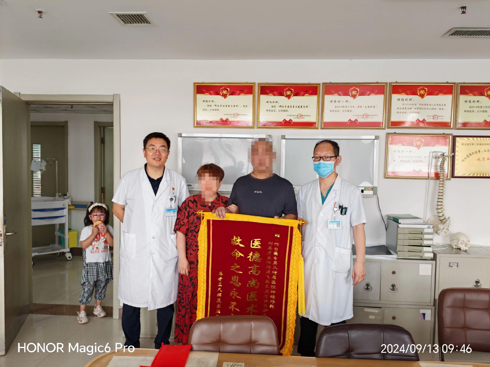 又一位重症患者康复出院，想想两个月前，患者因高坠伤致严重的颅脑、胸肺损...