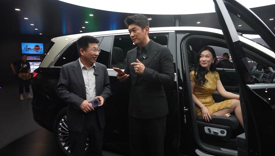 北京车展魏牌展台太燃了！杜江霍思燕夫妇惊喜现身展台，体验了魏牌V9X之后，霍思燕