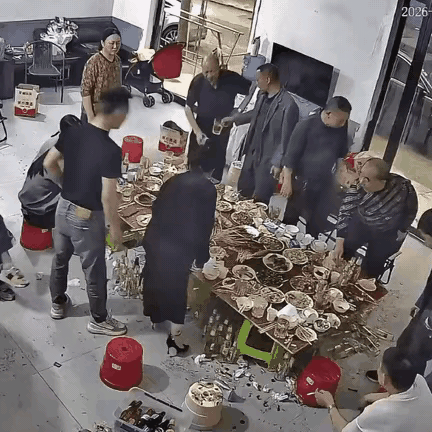 万万没想到。男子邀请亲朋好友在家里聚餐，炒了几十个菜好心招待，可是吃着吃着，一位