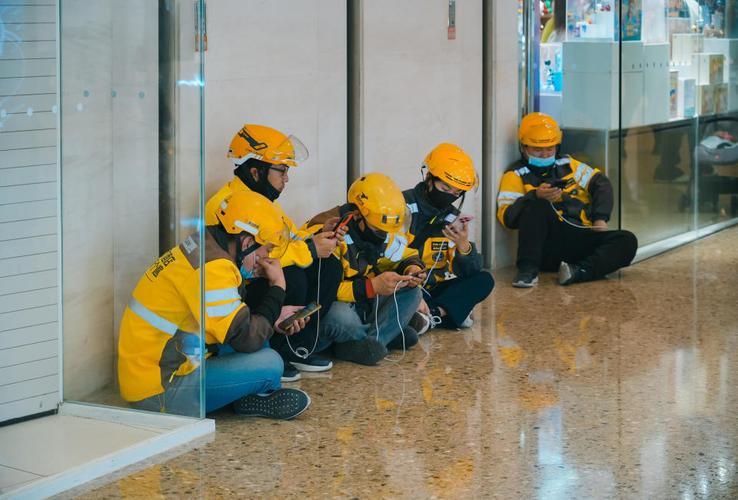 外卖骑手配送超时，你会给他差评吗我不会给他差评，外卖骑手风里来，雨里去，配单一个