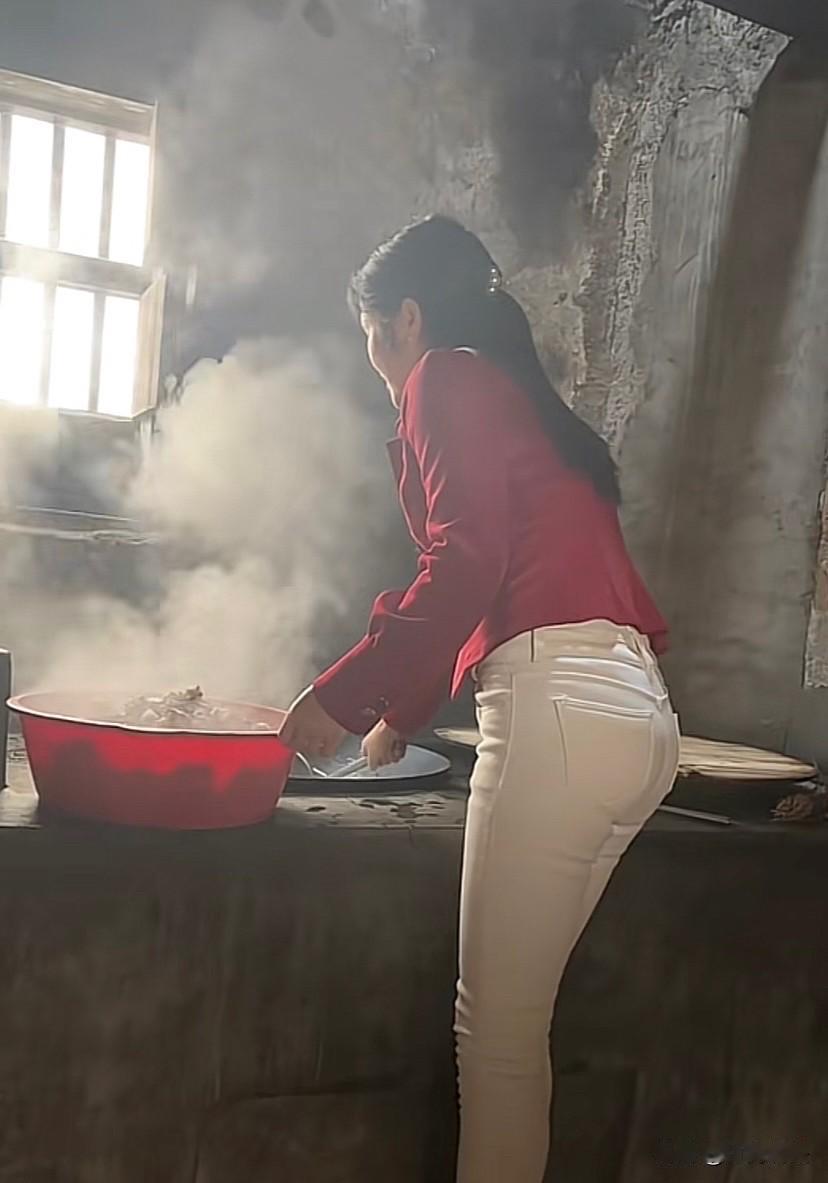 山东，一52岁男子见57岁寡妇在家做饭，突然上前抱了她一下，双方拿起铁钎和钉耙对