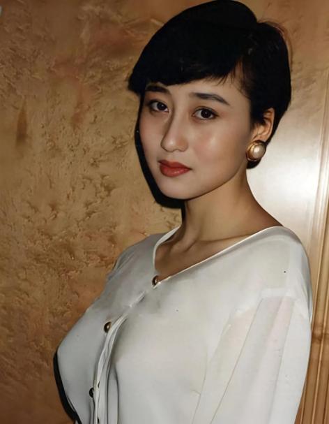 李连杰女儿婚礼，利智睡不着了？


利智昨晚应该没睡好。
前妻女儿婚礼上，
黄秋