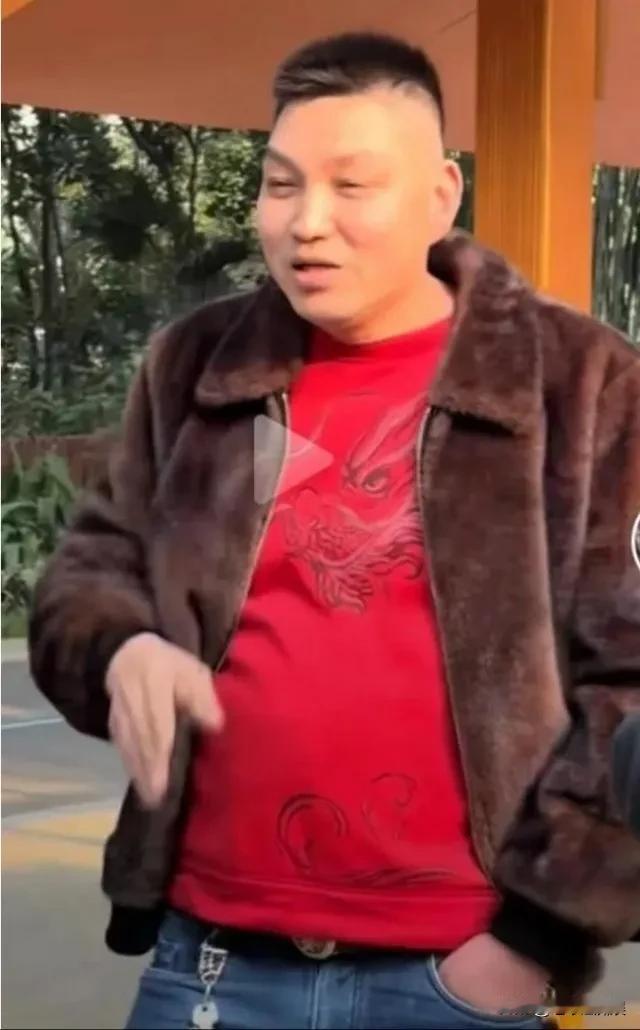 这人，就是重庆的一个宝批龙。

1月5日，重庆一男子手拿整罐可乐砸向熊猫“兰香”