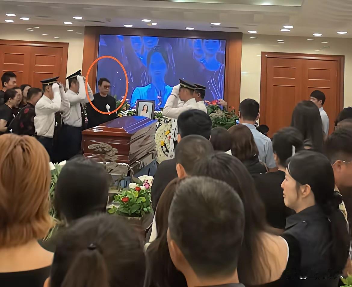 龚爽灵堂内部照曝光！工作人员将棺木缓缓盖上，老公何嘉炜站在一边目送。送去火化的时