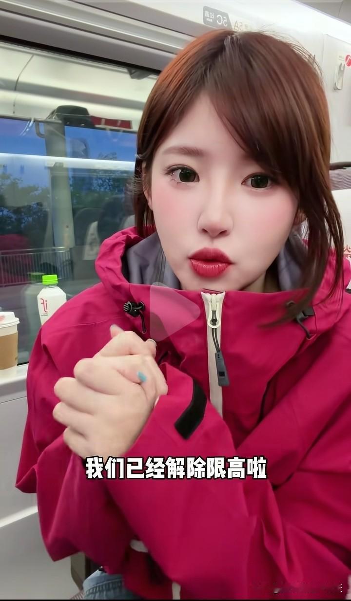 人逢喜事精神爽！一身红装的黄一鸣再次来到湖州的万达广场卖童装了。因为上一次的带货