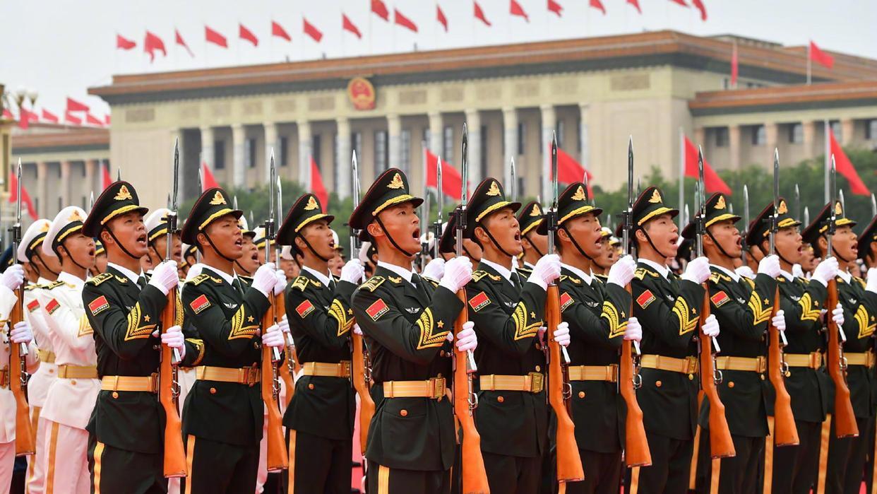 特朗普这不仅仅是向中国人民解放军三军仪仗队敬礼，更是从内心里对中国军人的折服，我