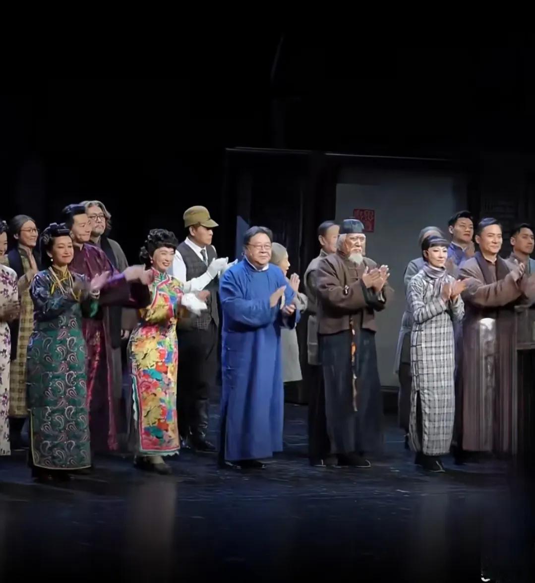 话剧《四世同堂》演员阵容强大。陶红，秦海璐，段奕宏，邢佳栋全是大明星[赞]。