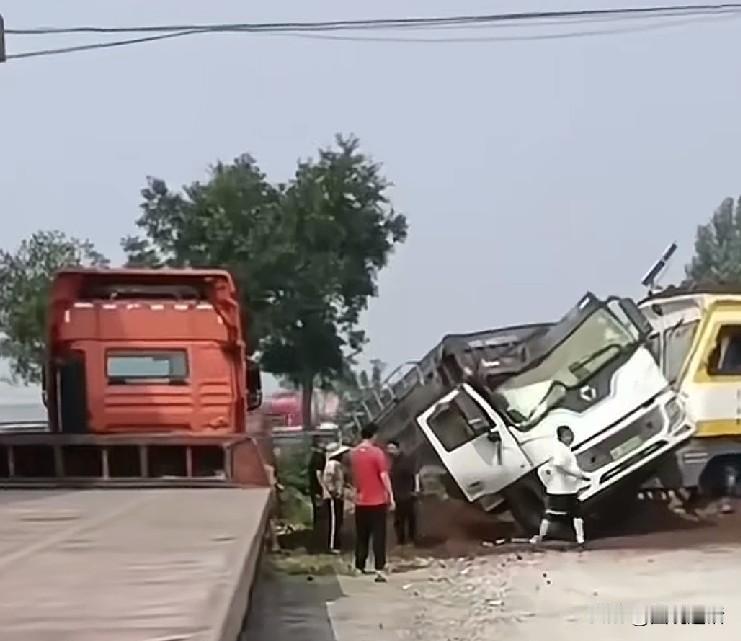 重卡途经无人看守道口抢行，与火车相撞致火车车头脱轨。2026年7月3日9:40左