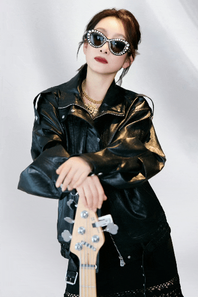 秦海璐这回直接玩出大招！为电影《我，许可》晒出主妇秒变摇滚酷姐的变装视频，一下子