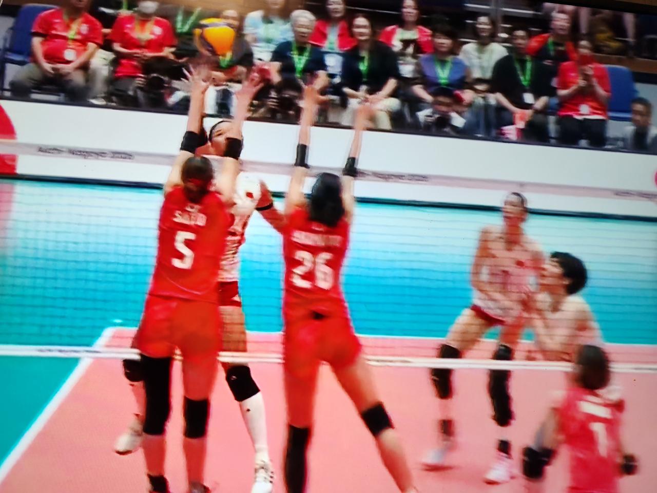 亚运会决赛，中国女排对阵日本女排，中国女排大比分1：0领先，第二局中国女排19：