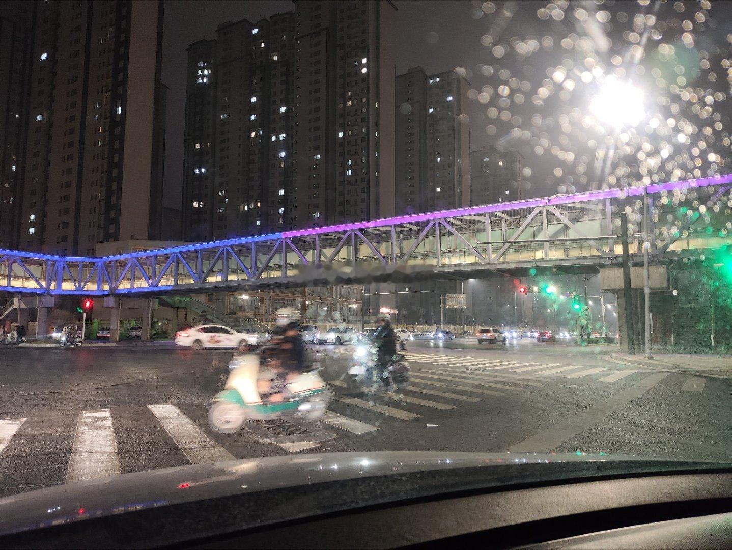 郑州，西三环北三环外，下午6：10分钟左右，车前挡玻璃出现小雪粒郑州下雪