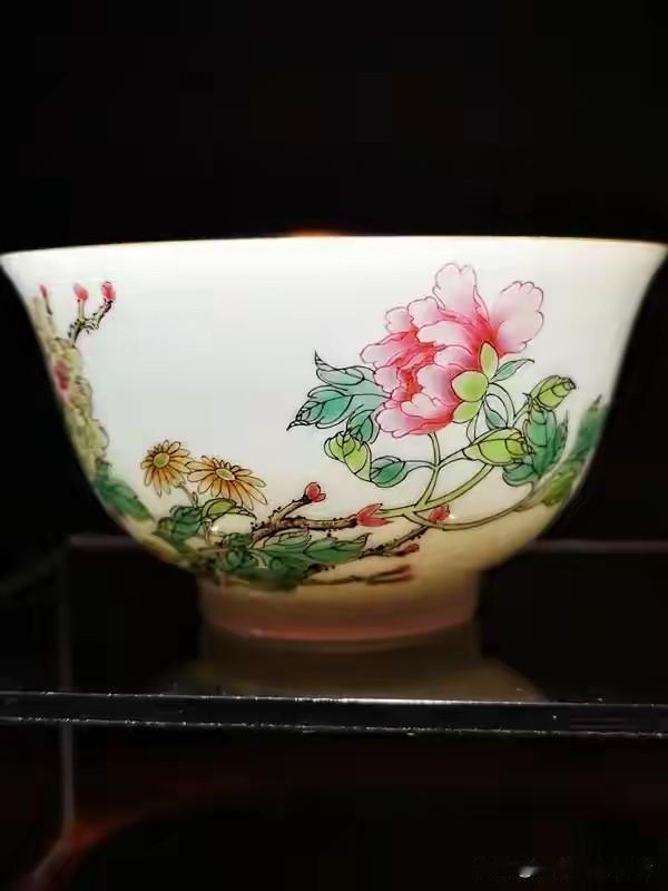 这杯子当年烧出来的时候，连厂里的人都知道它是个残次品。可偏偏就是这种倒开水都能炸