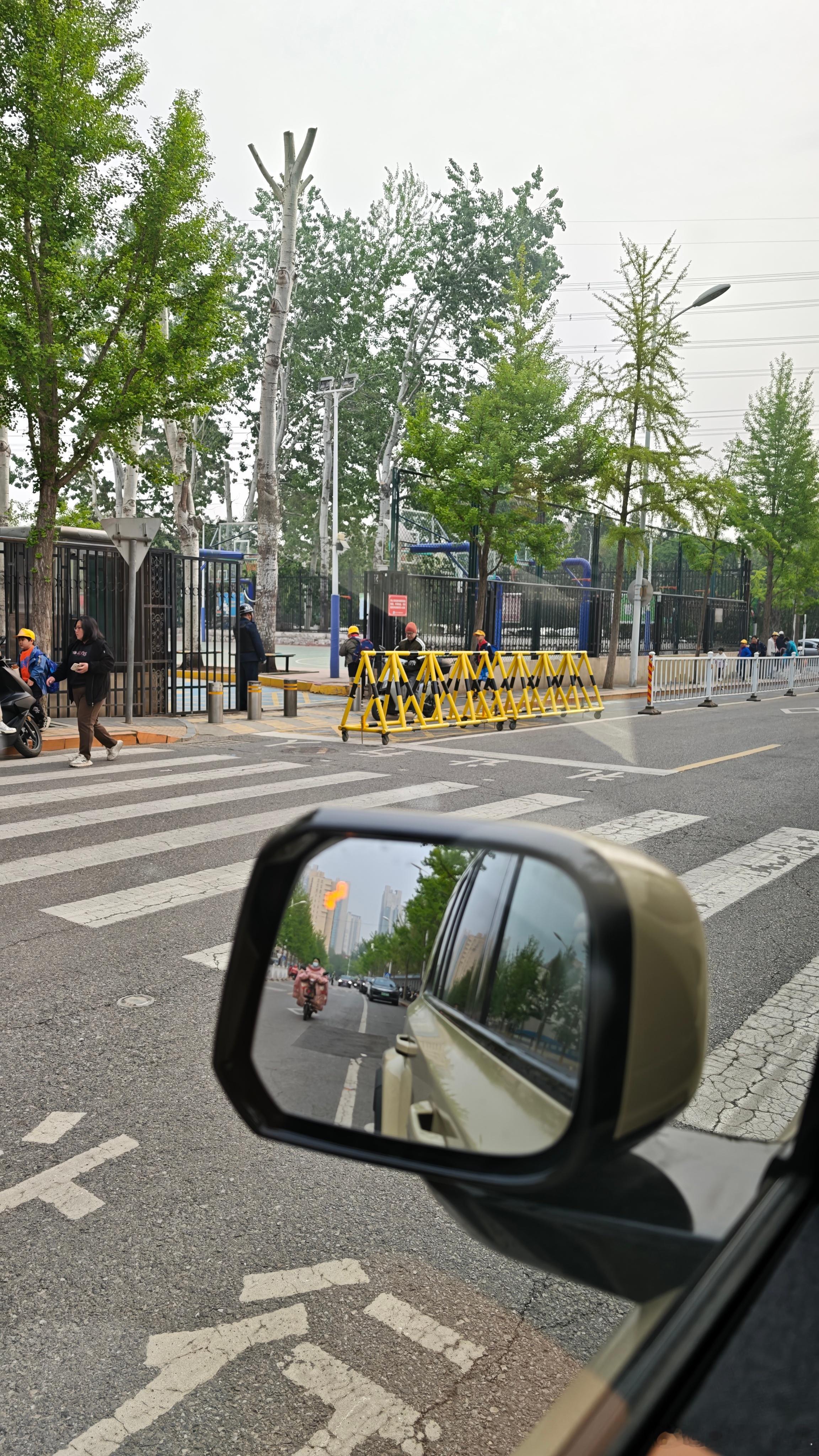 激光雷达工作的一早晨要是送孩子去学校门口的话它的多忙啊全是乐高小人儿人儿大v聊车