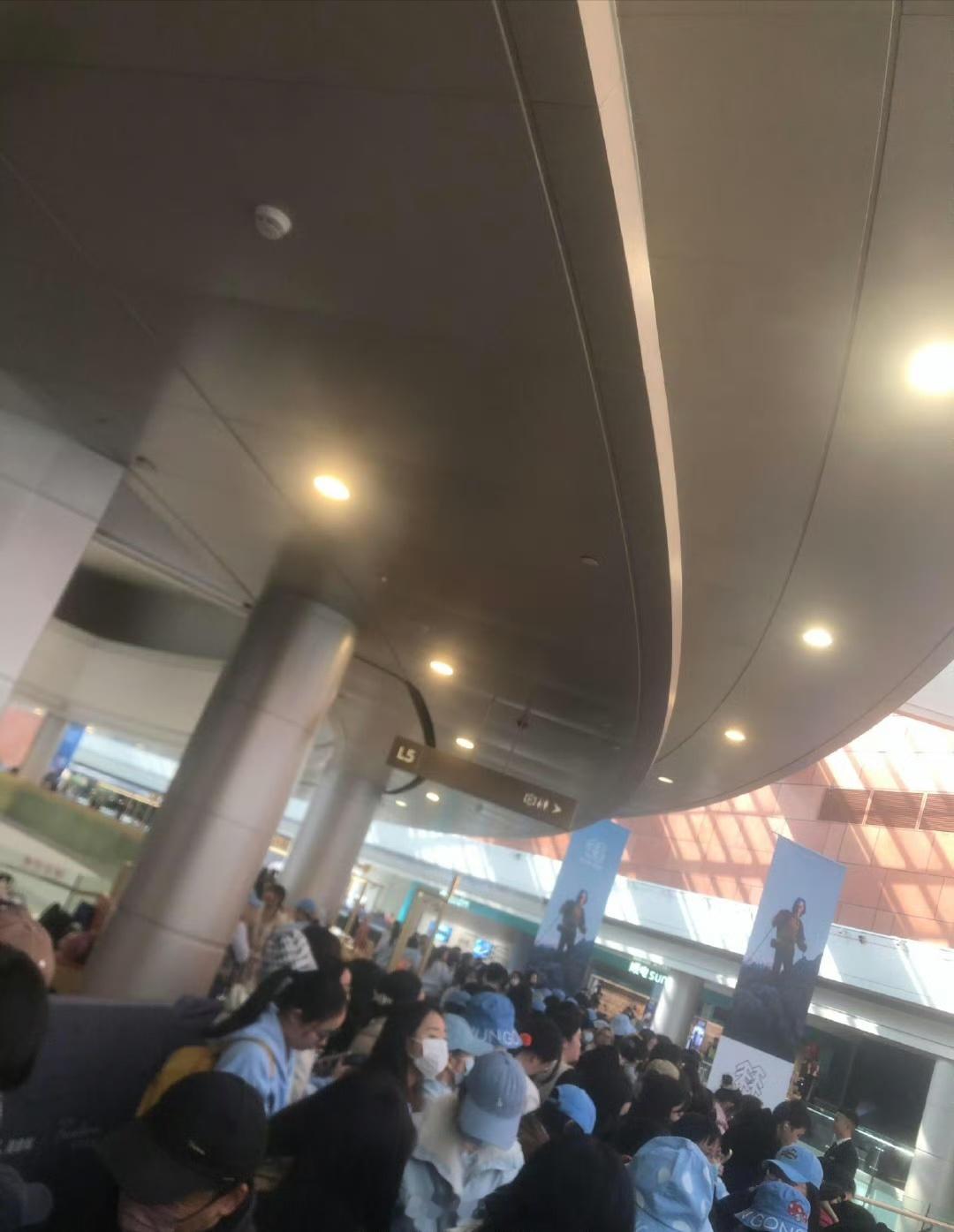 不得不说，龚俊的线下人气太顶了，如盛夏热浪，今日深圳万象城全是龚俊的兵。B&O活