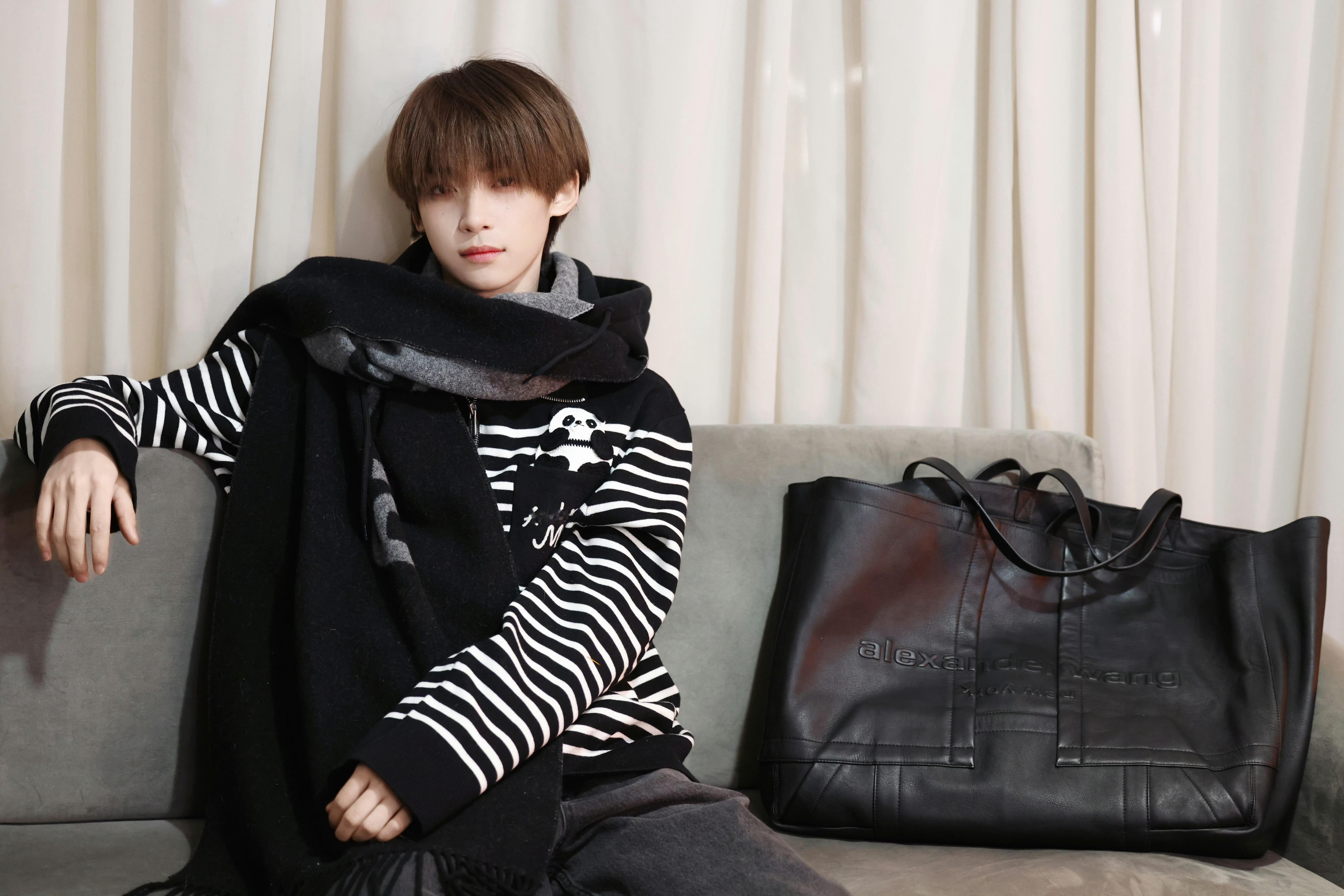 超不经意露出广告位 