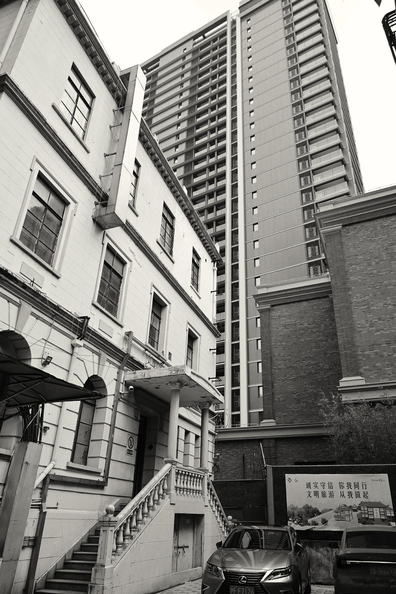 《轻轻地走过陆家浜路》      岁月带走记忆      我等在了原地上海