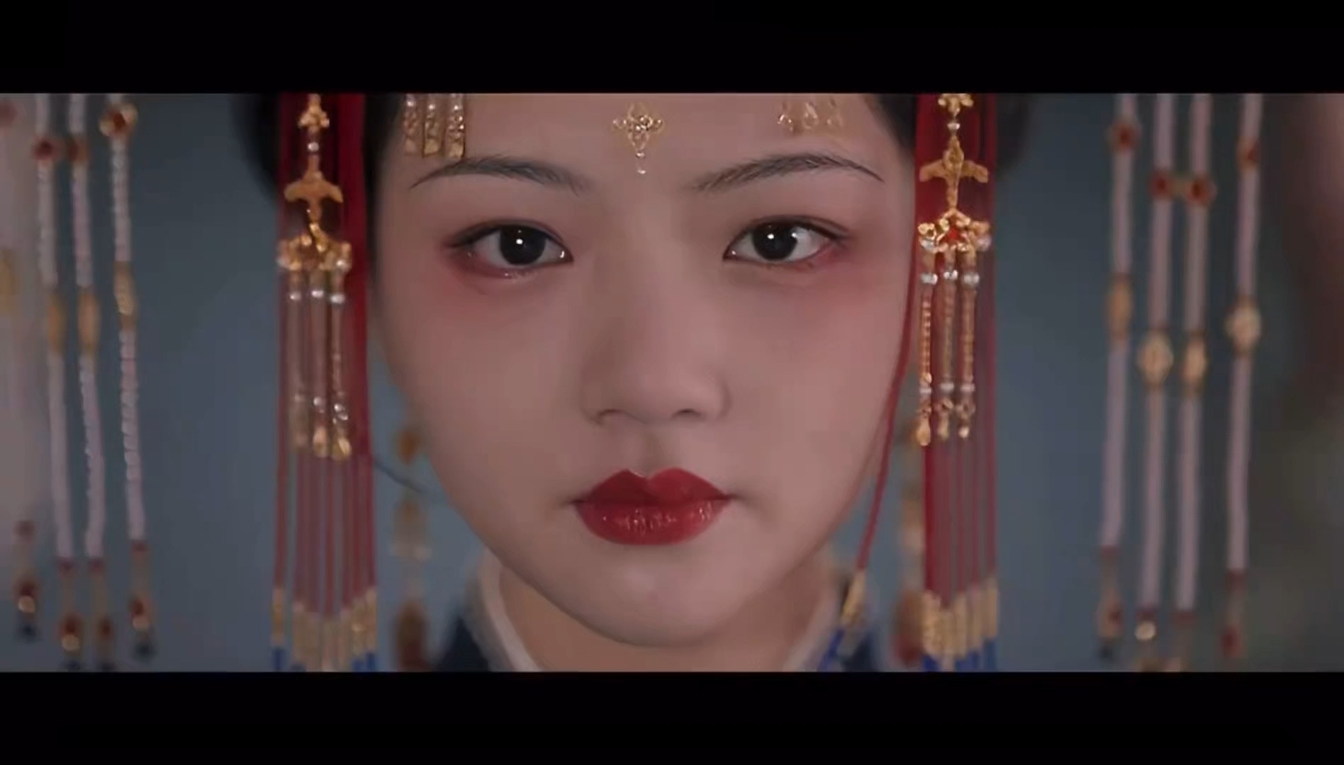 咋给敏子画这么老的妆 