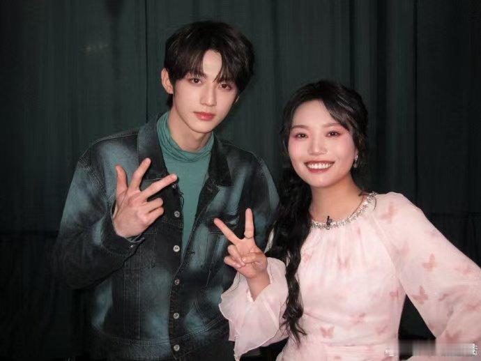 李雪琴赖伟明姐弟双人舞好反差姐姐全程绷着脸超认真，像在参加重要考试一样，弟弟还在