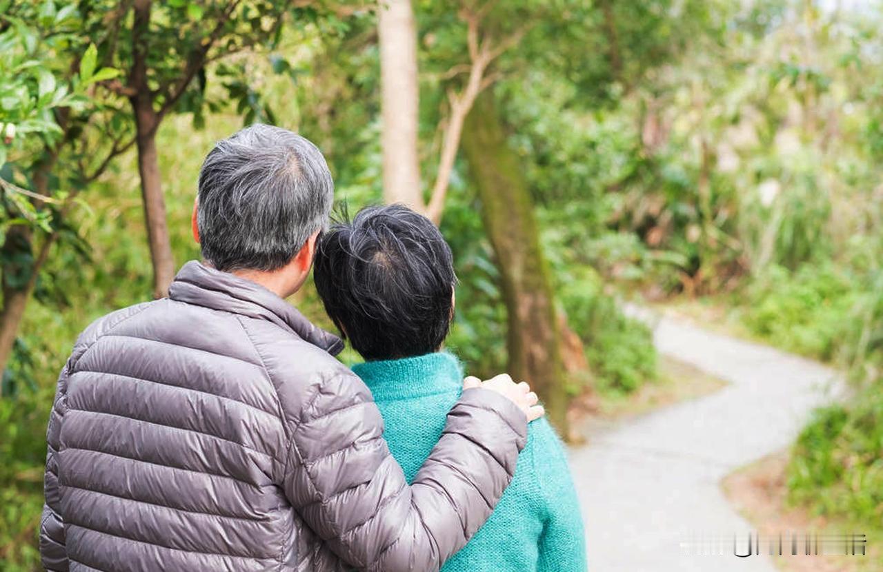 如果你手里有存款，子女在远方扎根，那我劝你一句：趁早断了“叶落归根”的执念。
很