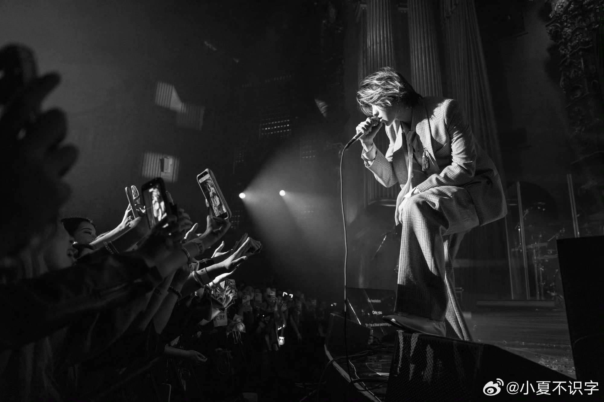 蔡徐坤演唱会中场休息不到30秒 蔡徐坤在洛杉矶演唱会上展现出了超强的舞台魅力，外