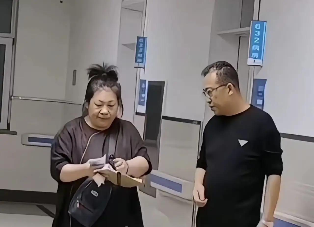 就在那昏暗的走廊尽头，老人蜷缩在冰冷的地板上，身上的衣服已经皱成一团。为了节省每