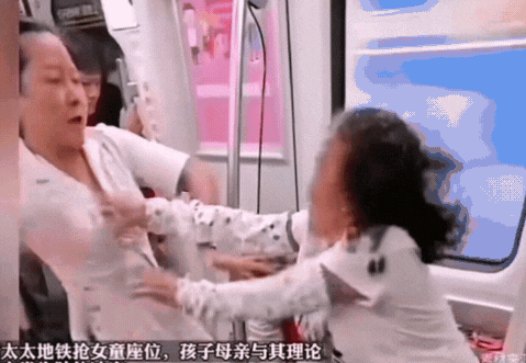 年轻奶奶暴怒出手，却只打了个平手！这起冲突只因年轻奶奶抢走了小女孩的座位，女孩妈