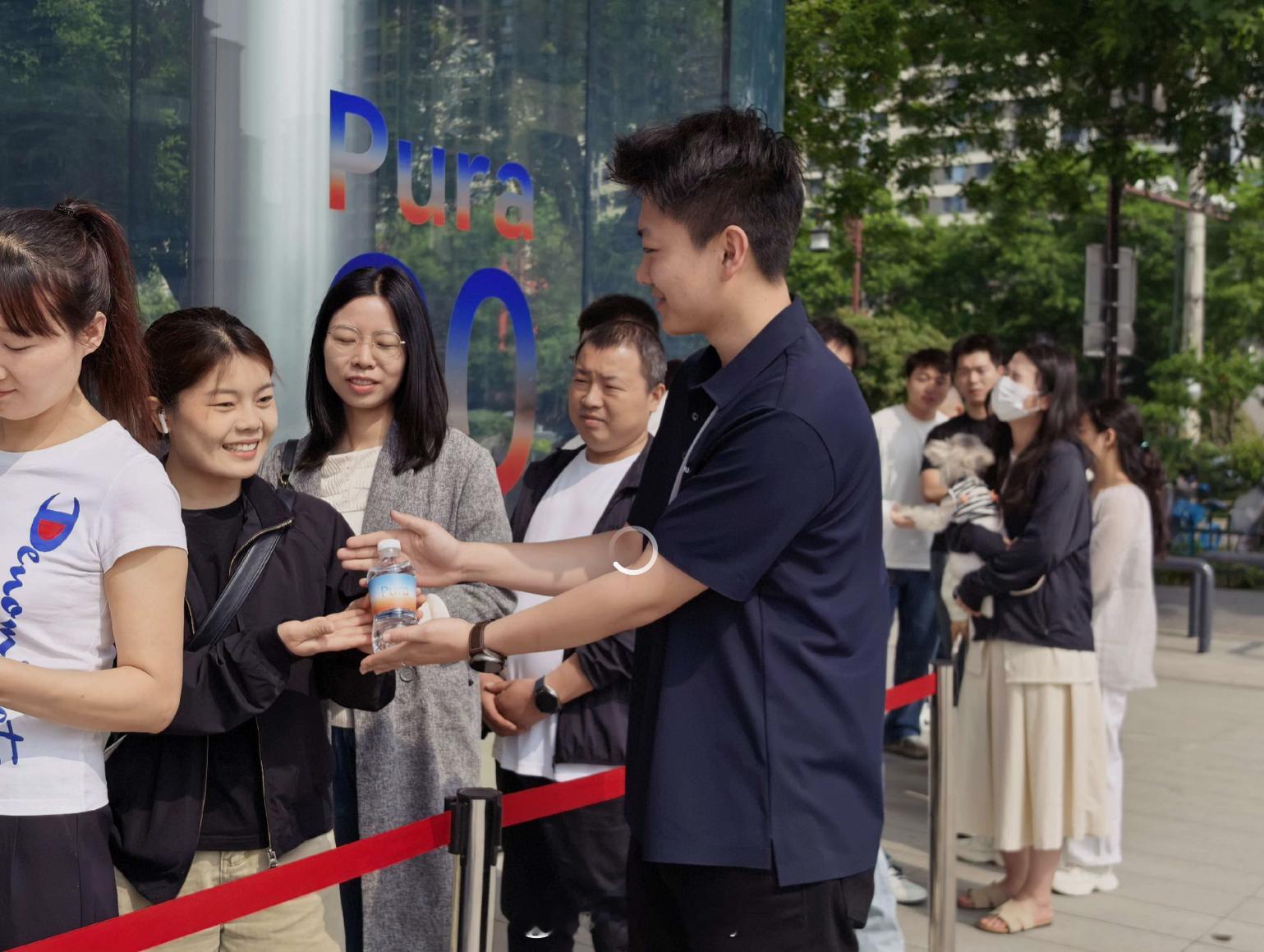今天开卖了，大家有没有抢到？听说华为门店好多已售罄，线上渠道也有好几个配色、版本
