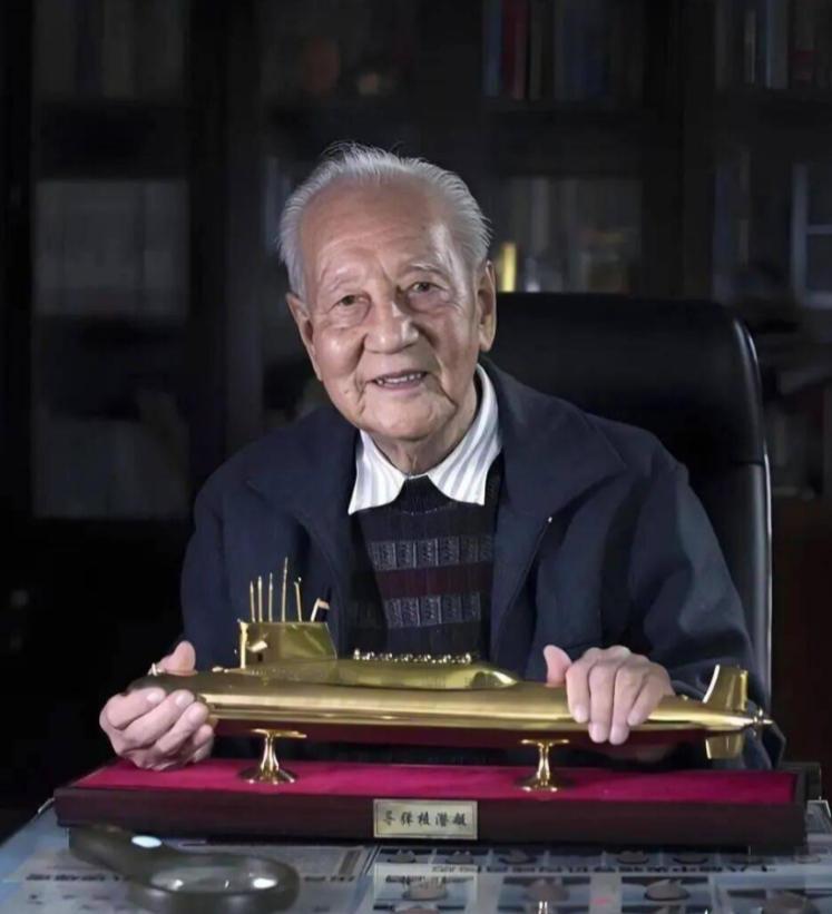 “1988年，64岁的黄旭华亲自坐进核潜艇，下潜至极限深度，舱壁‘嘎吱’呻吟，灯