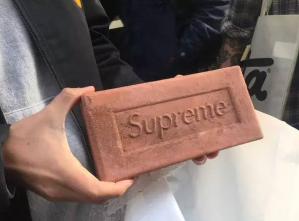 热门IP搞跨界不是挺正常的吗？前两年那个潮牌Supreme做个印LOGO的板砖都