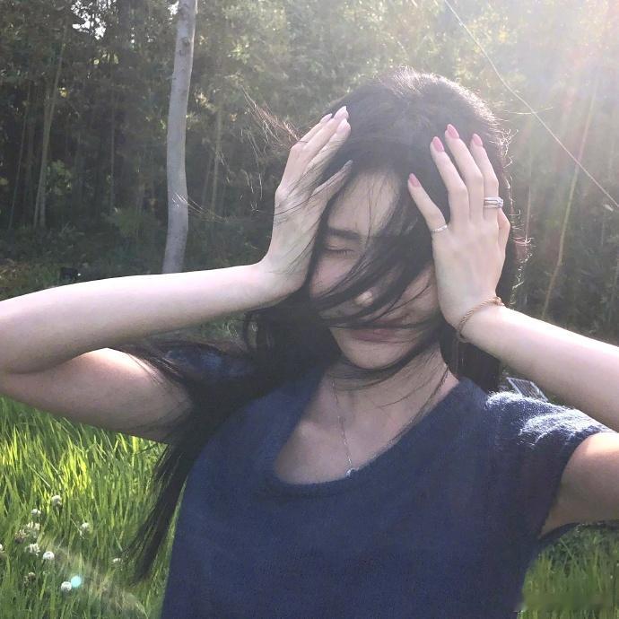 鞠婧祎拍了彩虹鞠婧祎拍了水雾彩虹 鞠婧祎和彩虹更配哦～ 