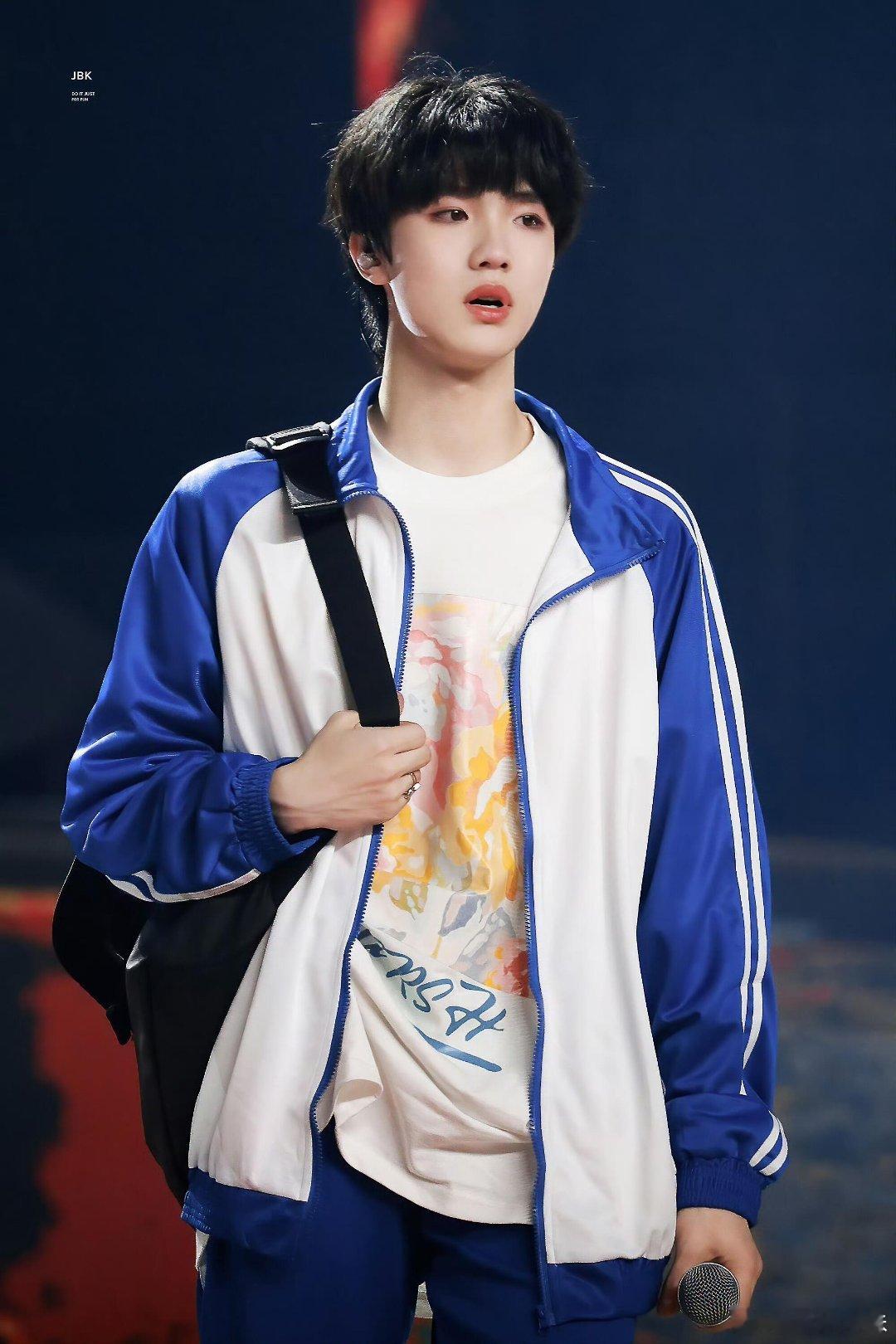 不管经历多少风雨，站到多大的舞台，苏新皓在家人心中永远是那个需要被照顾的小孩。最