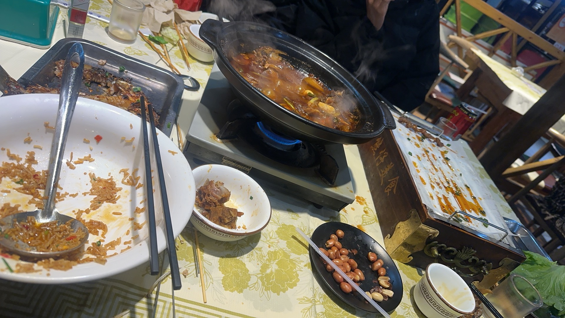 岳阳的宵夜硬是牛逼些。随便找个店，比长沙强 