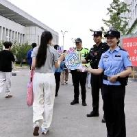 又是一年高考季！
   今年的我特意来泰兴中学门口体验一下高考的氛围，为我家六年
