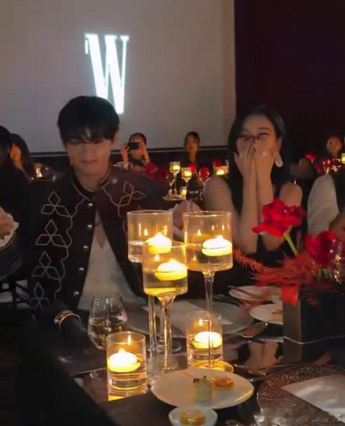 柳智敏金泰亨晚宴同框金泰亨柳智敏晚宴同框，真正的男帅女美啊！金泰亨柳智敏晚宴同框