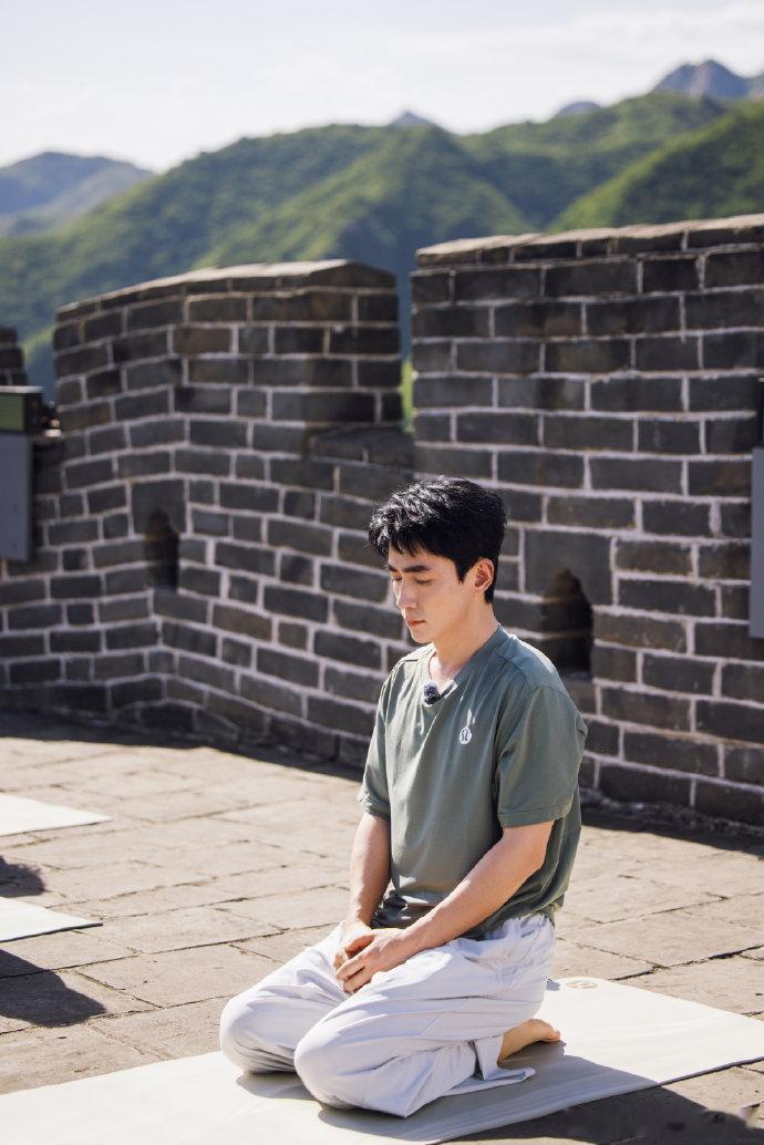 朱一龙做瑜伽 长城习练的感受说得好戳心！朱一龙在访谈里坦言，在千年长城间静心瑜伽