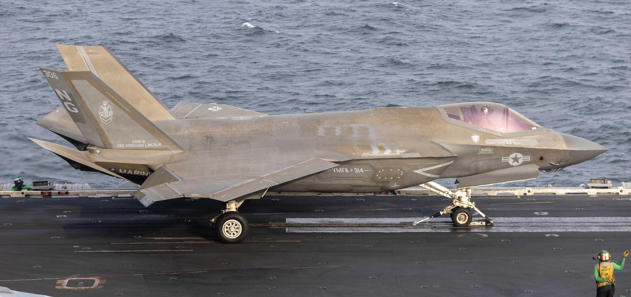 林肯号，F-35C出击瞬间 