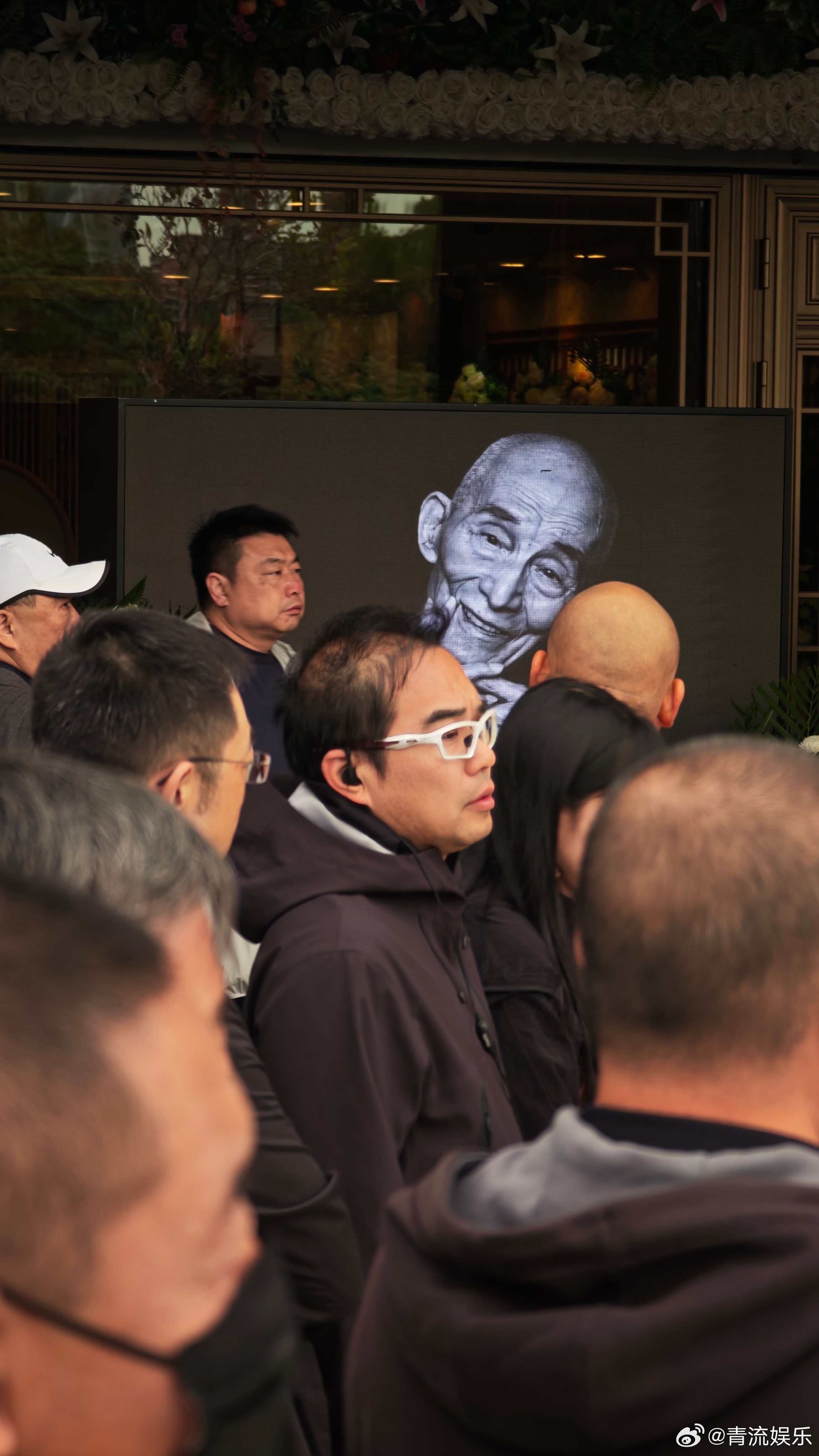 胡歌现身游本昌追悼会 胡歌送别游本昌一夜秋风掠过，云净天高，像旧蒲扇扫尽人间不平