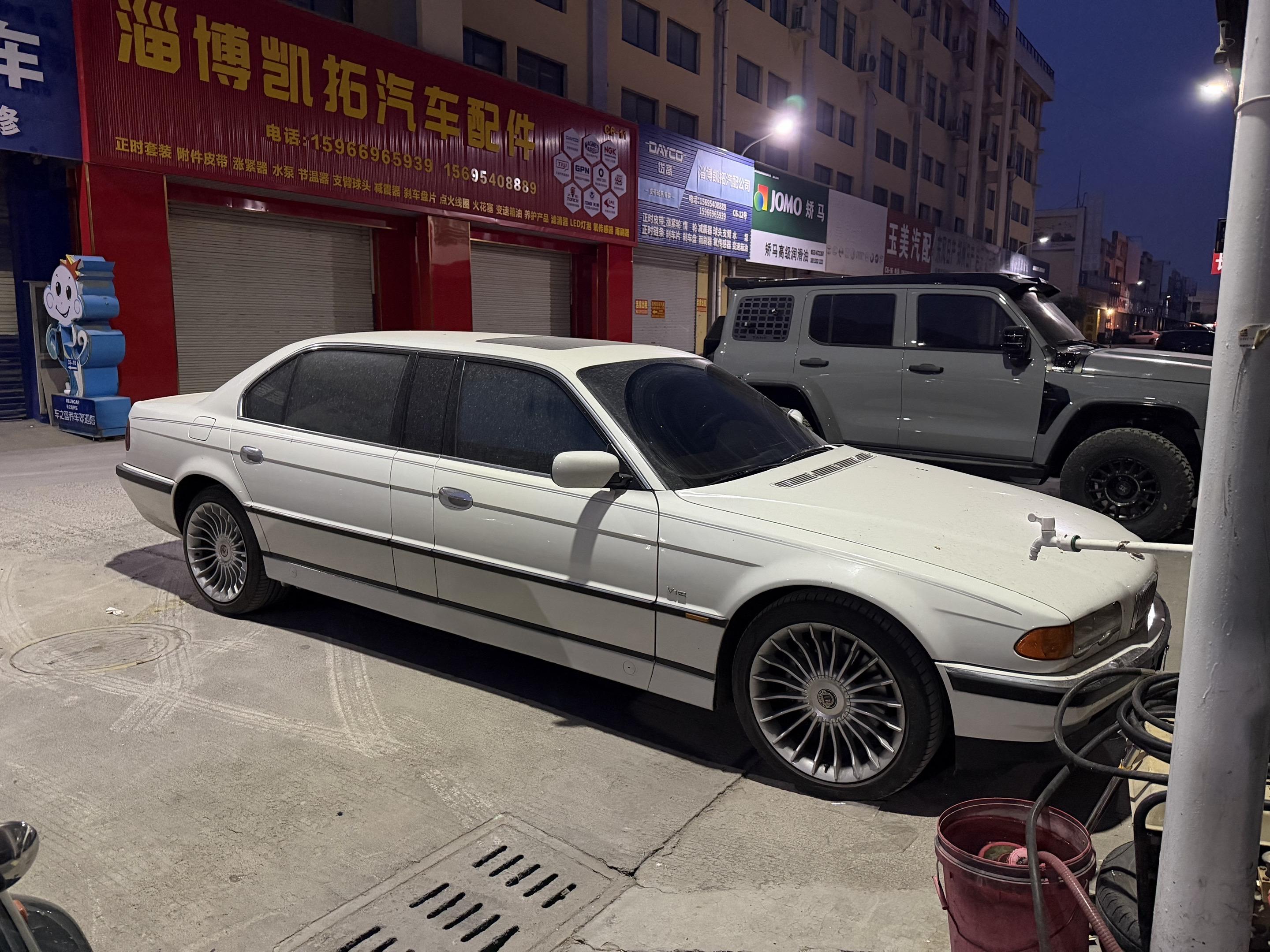 在淄博玩的时候，居然偶遇了一辆加长款的宝马L7，真的太帅了！