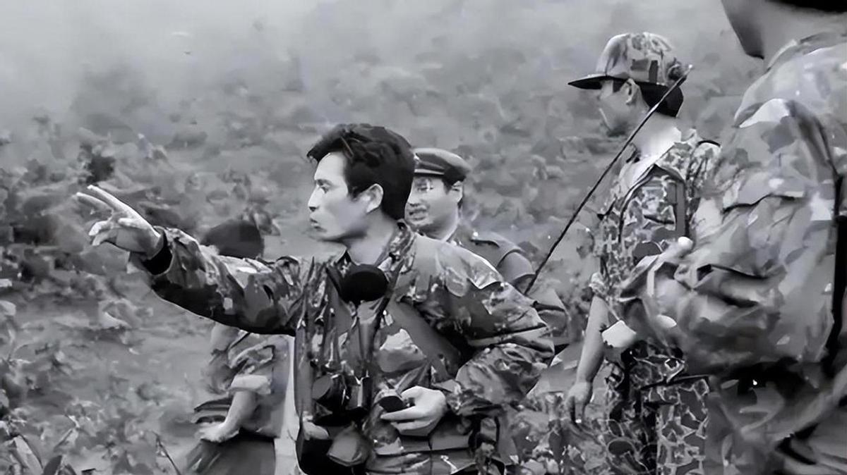 1984年，解放军排长下山巡逻，路上偶遇3名解放军，排长看了对方一眼，感觉不对劲