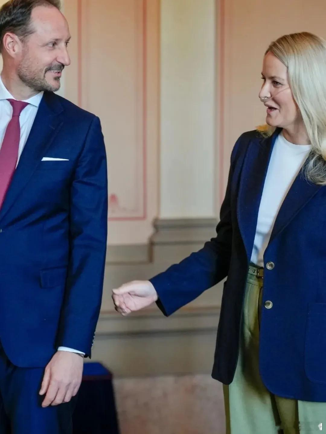 挪威王室 🇳🇴6月12日，哈康王储今日未出席内阁会议。“鉴于王储妃罹患危及生